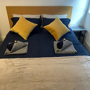 Queens - Lovely Entire , Sheffield United Kingdom